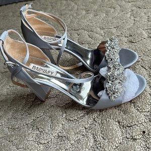 Badgley Mischka Gray With Embellished Detail Women’s Size 8